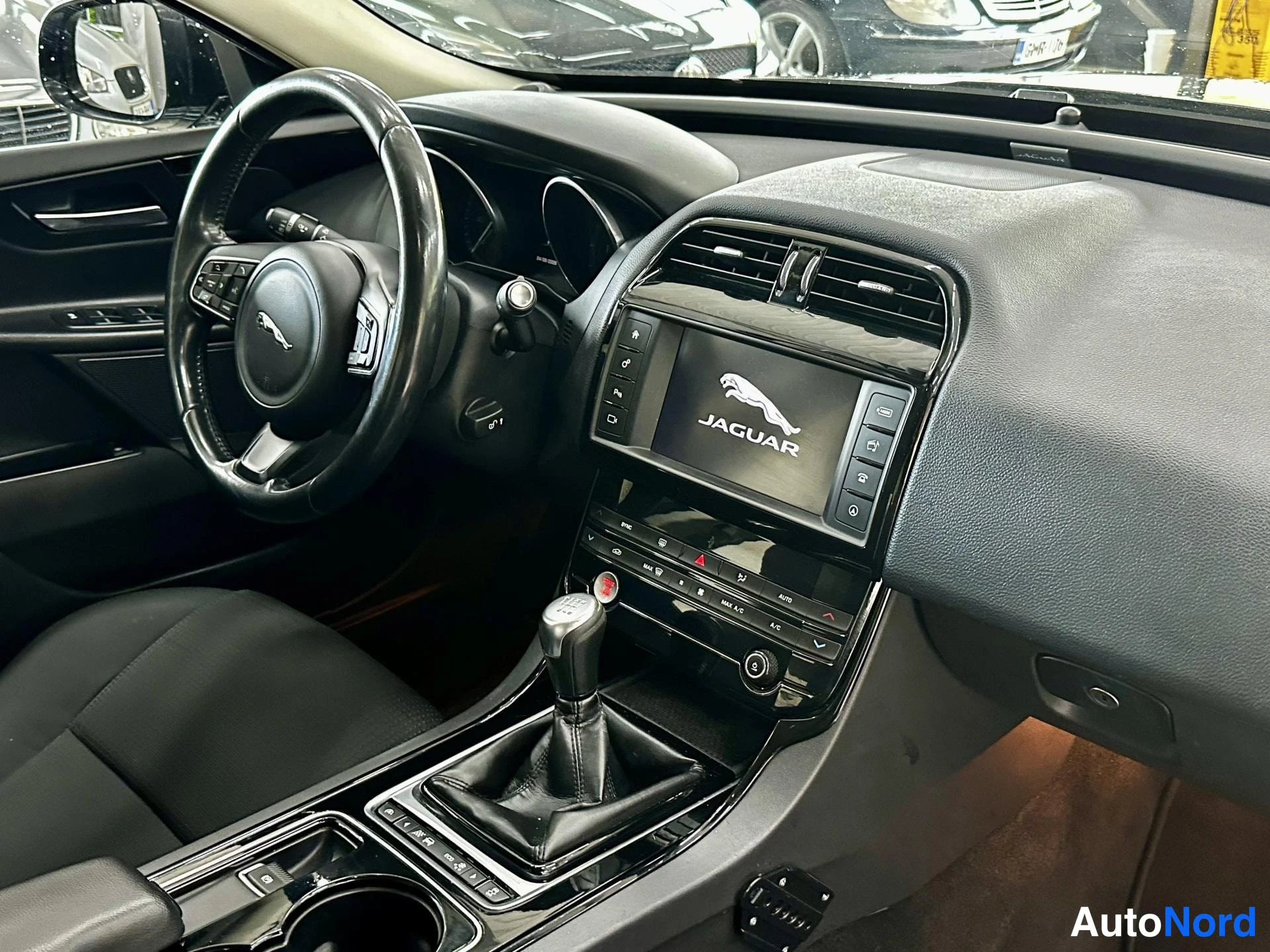 Musta Jaguar XE 2015, kuva 11