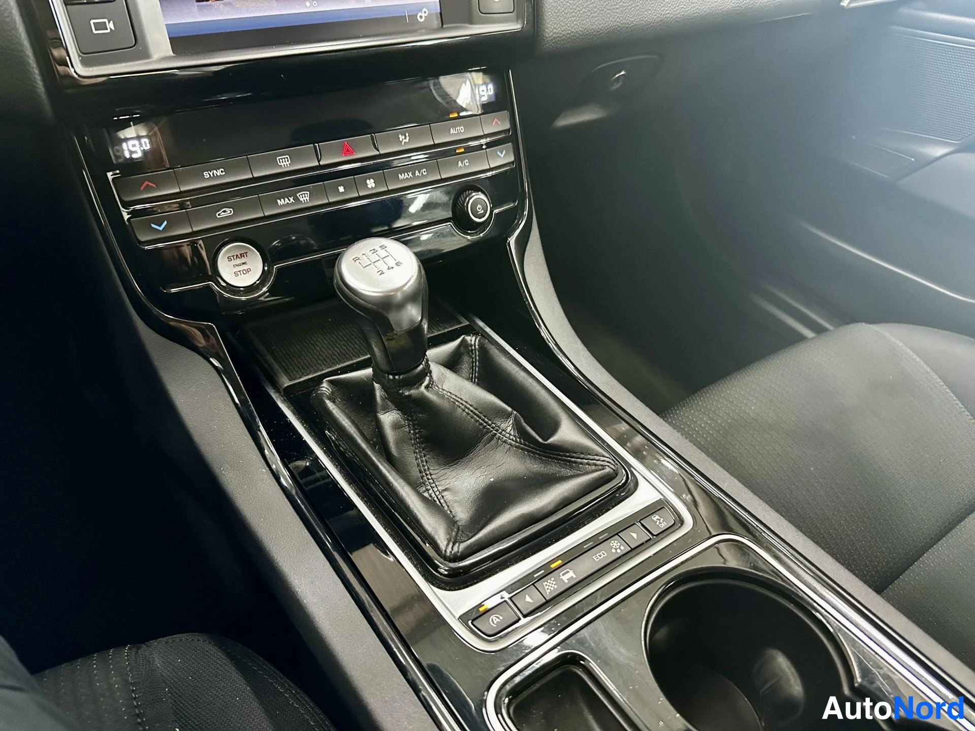 Musta Jaguar XE 2015, kuva 16
