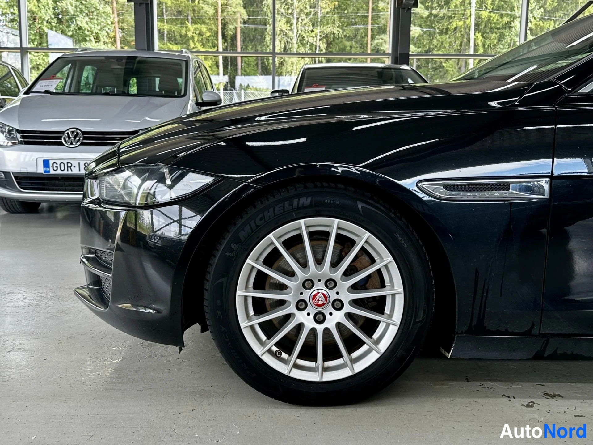 Musta Jaguar XE 2015, kuva 2