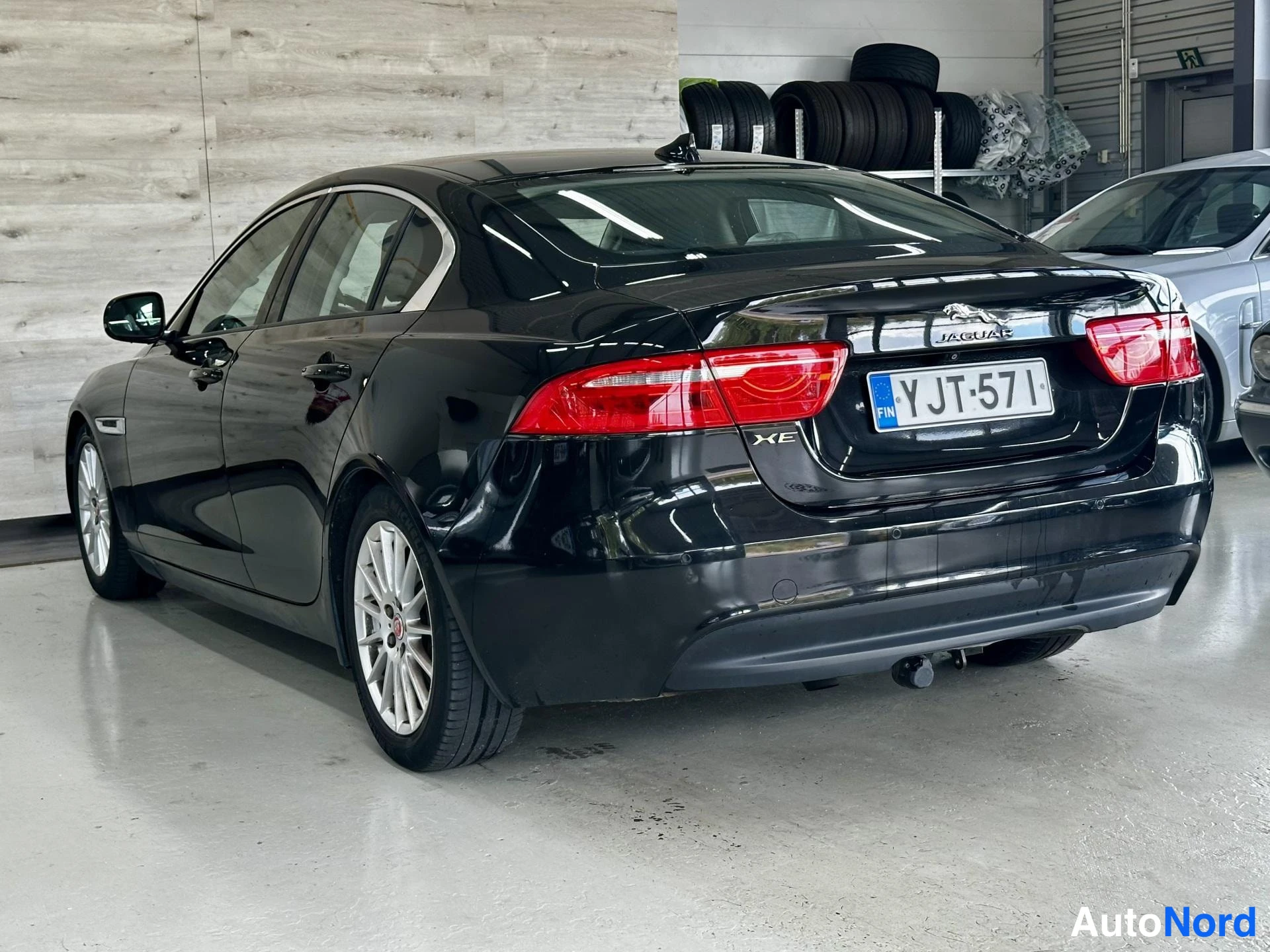 Musta Jaguar XE 2015, kuva 7