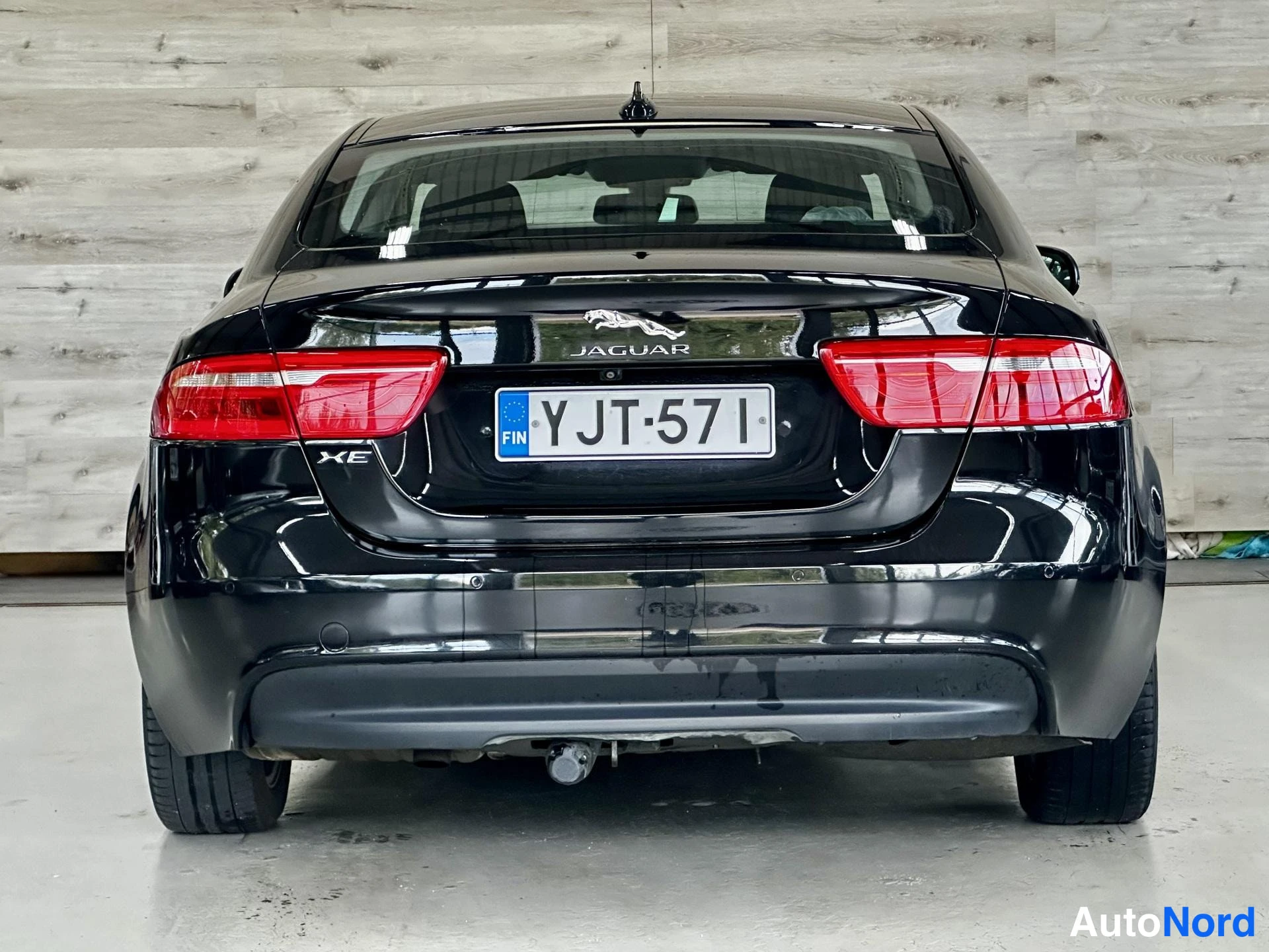 Musta Jaguar XE 2015, kuva 8