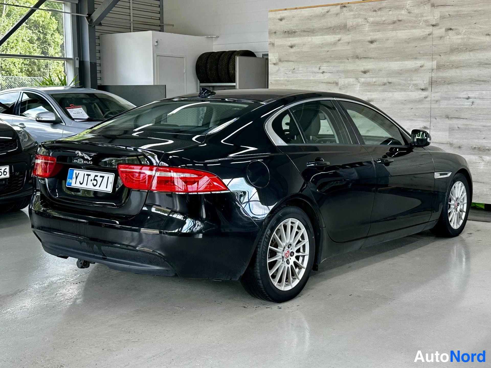 Musta Jaguar XE 2015, kuva 6