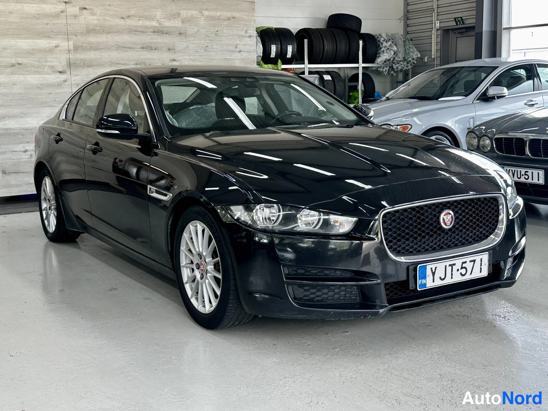 Musta Jaguar XE 2015, kuva 4