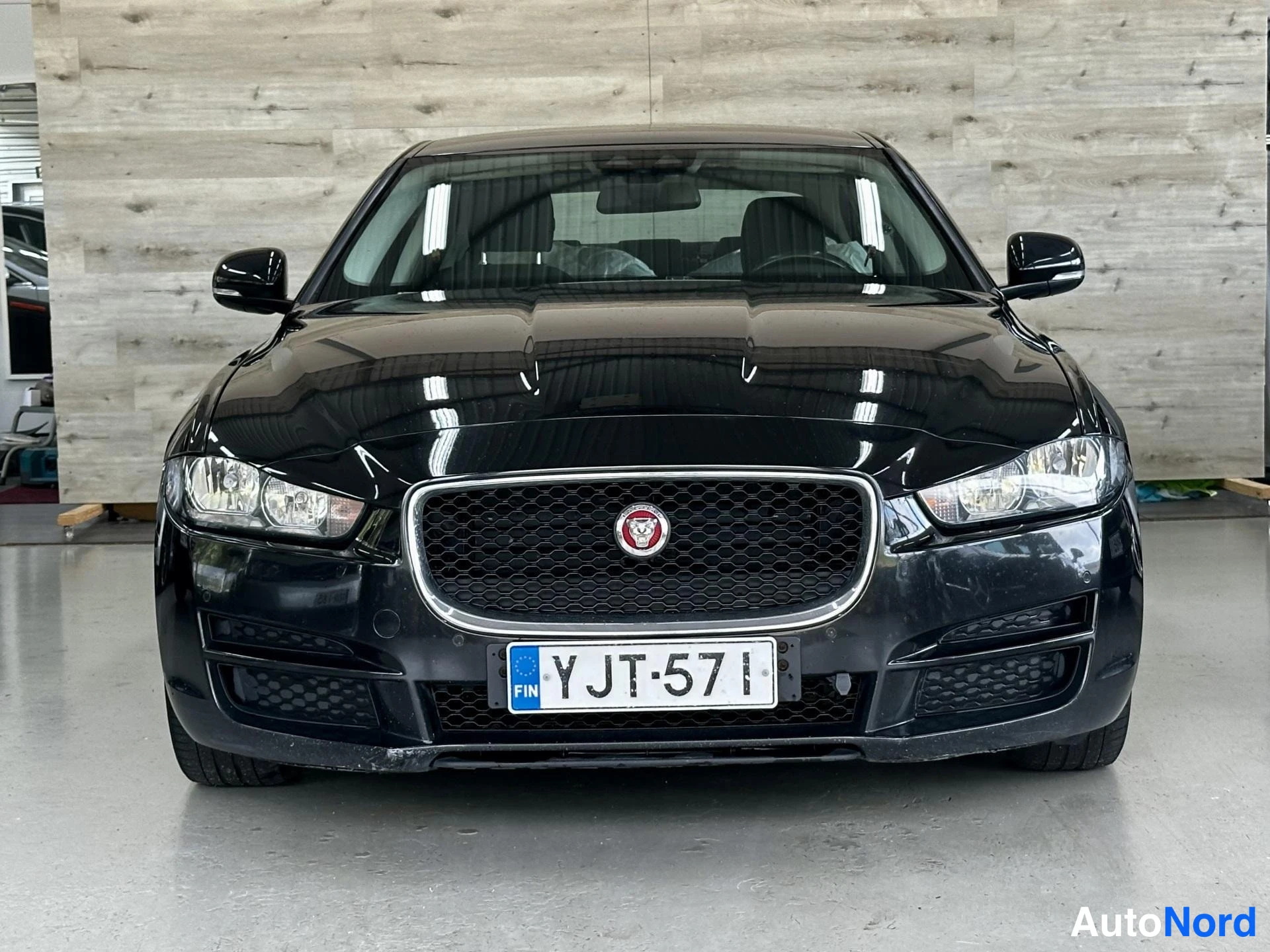 Musta Jaguar XE 2015, kuva 5