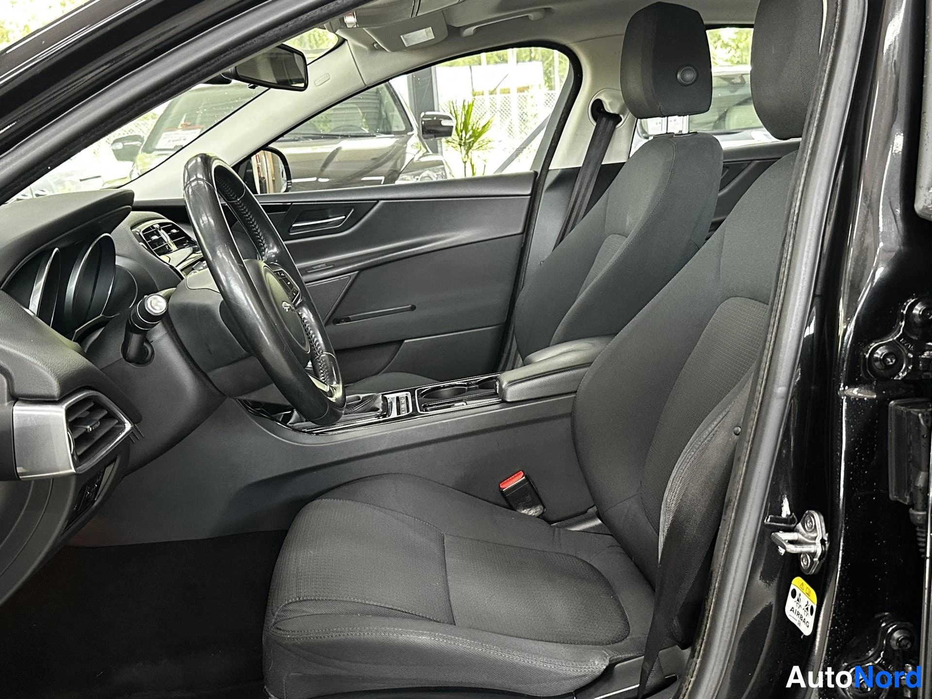 Musta Jaguar XE 2015, kuva 9