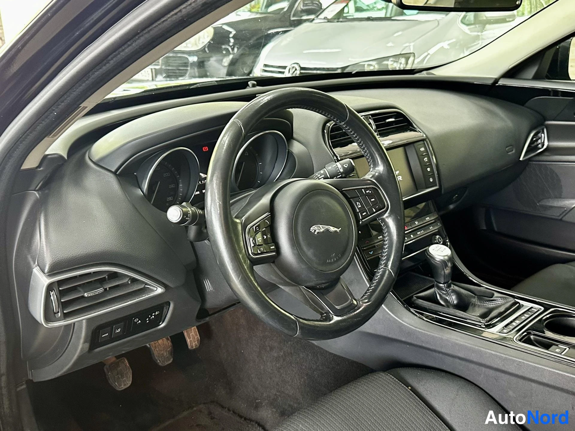 Musta Jaguar XE 2015, kuva 10