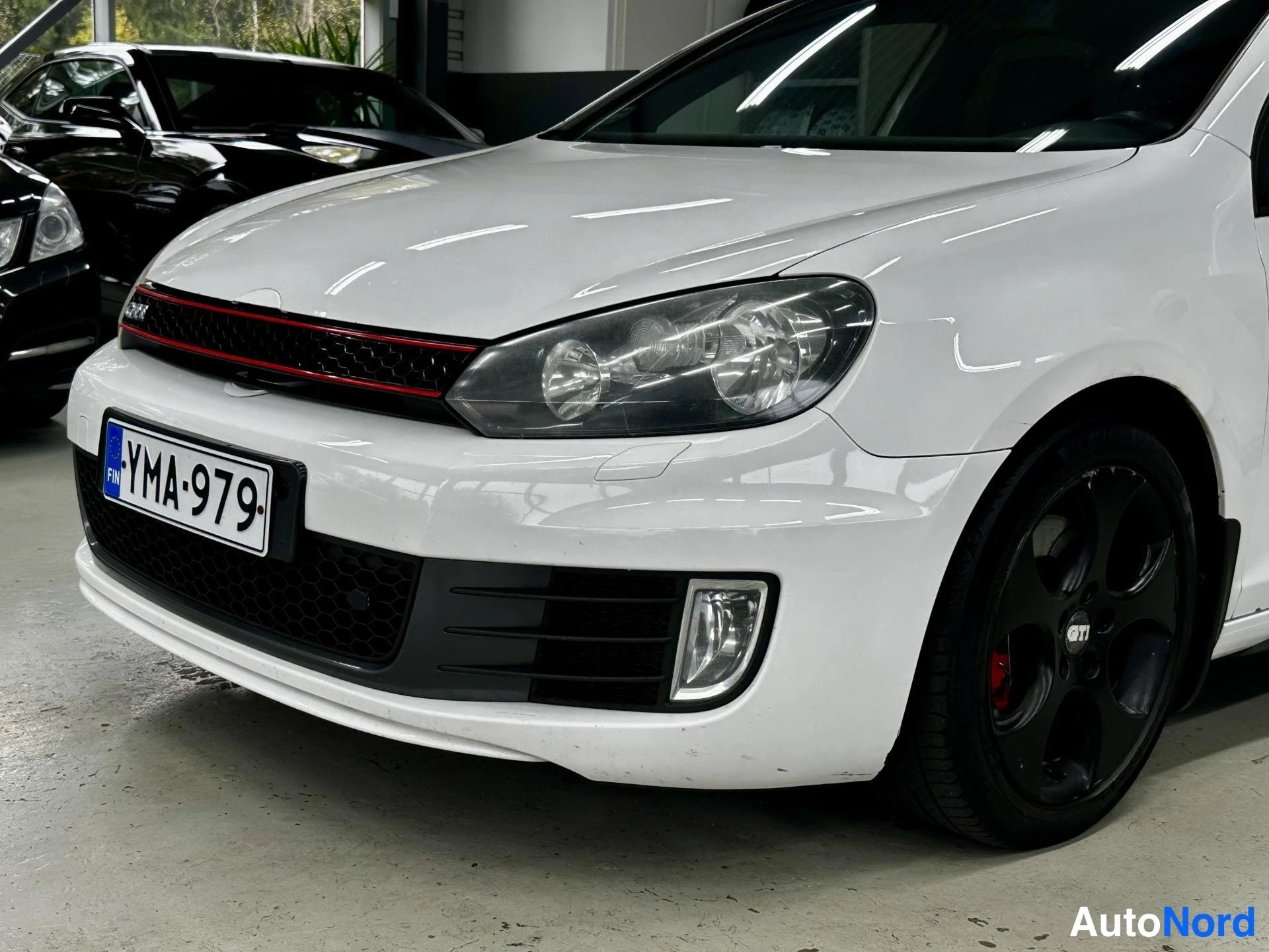 Valkoinen Volkswagen Golf GTI 2011, kuva 2