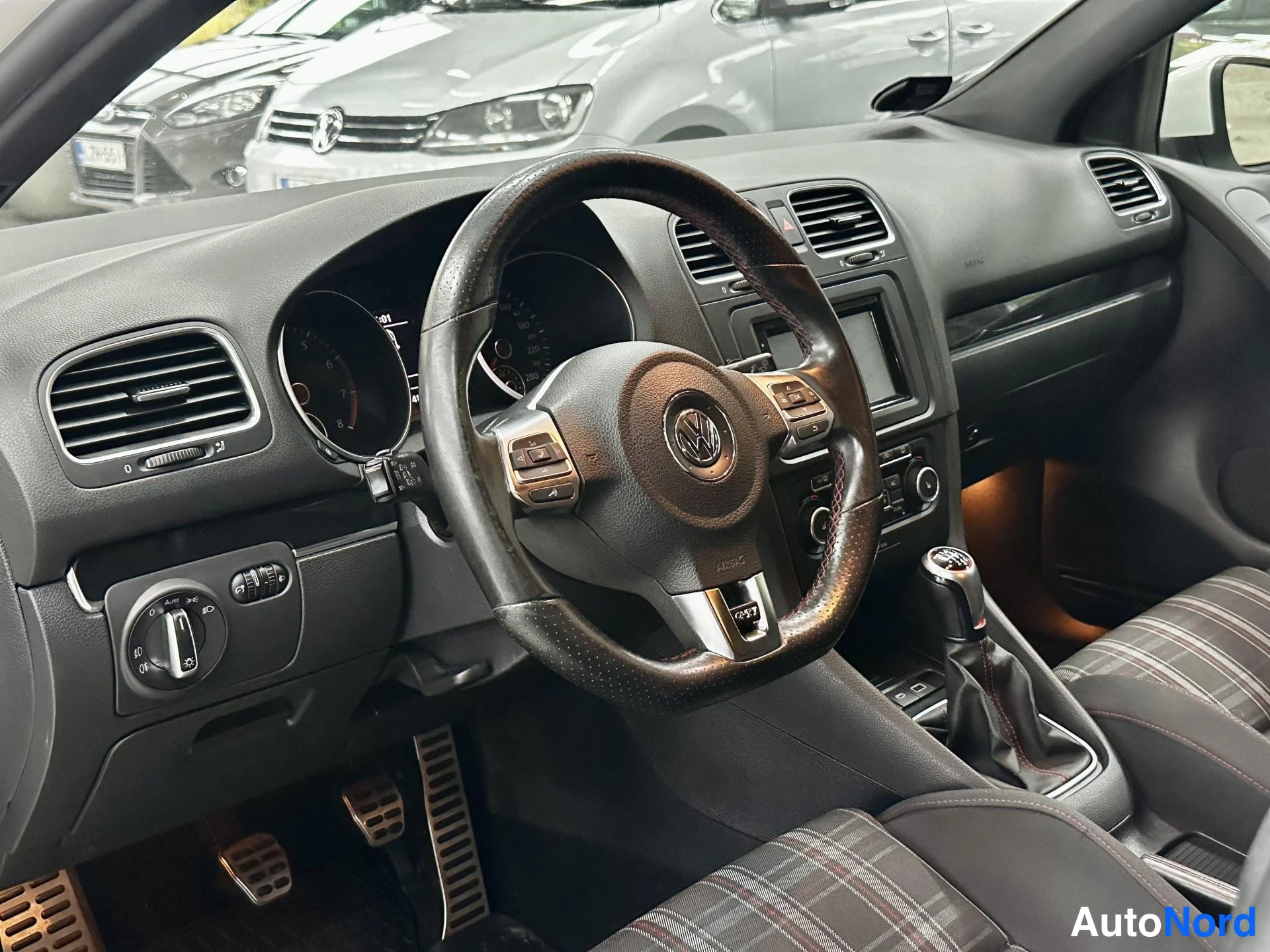 Valkoinen Volkswagen Golf GTI 2011, kuva 10