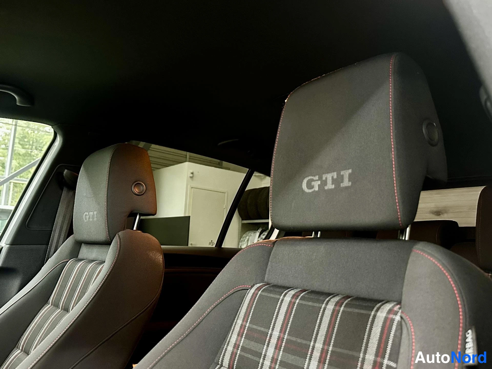 Valkoinen Volkswagen Golf GTI 2011, kuva 14