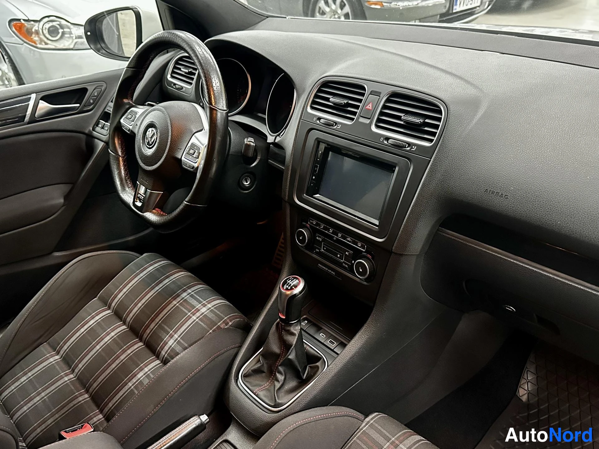 Valkoinen Volkswagen Golf GTI 2011, kuva 11