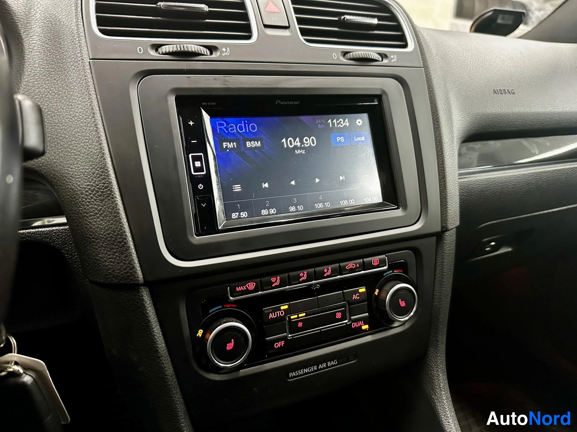Valkoinen Volkswagen Golf GTI 2011, kuva 19