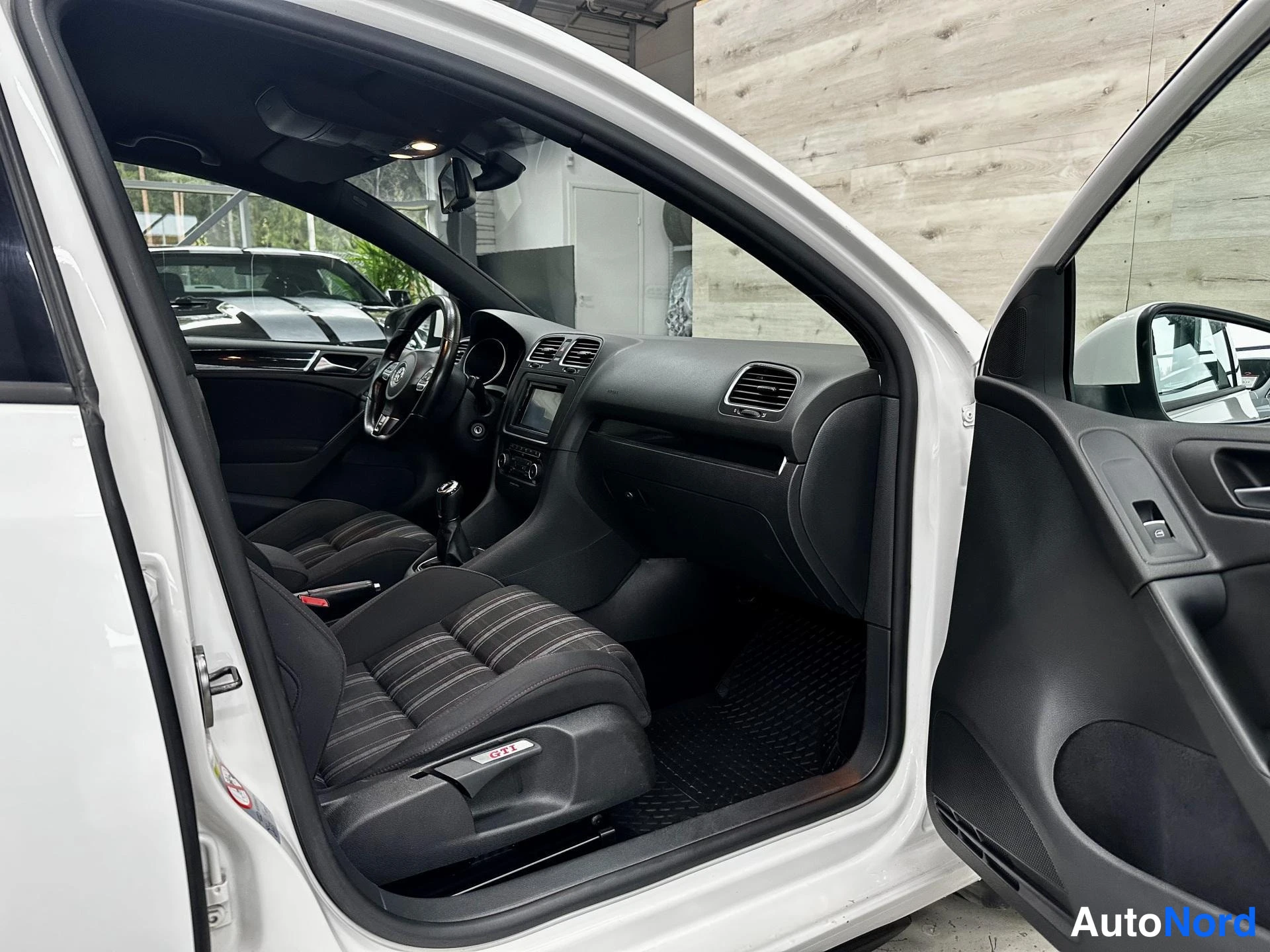 Valkoinen Volkswagen Golf GTI 2011, kuva 12