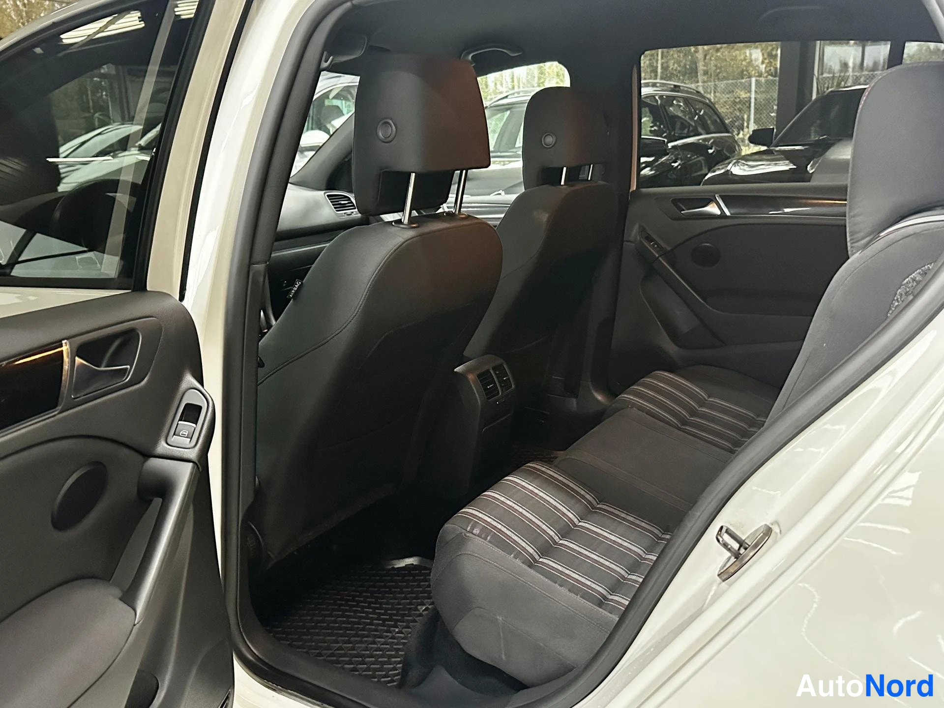 Valkoinen Volkswagen Golf GTI 2011, kuva 17
