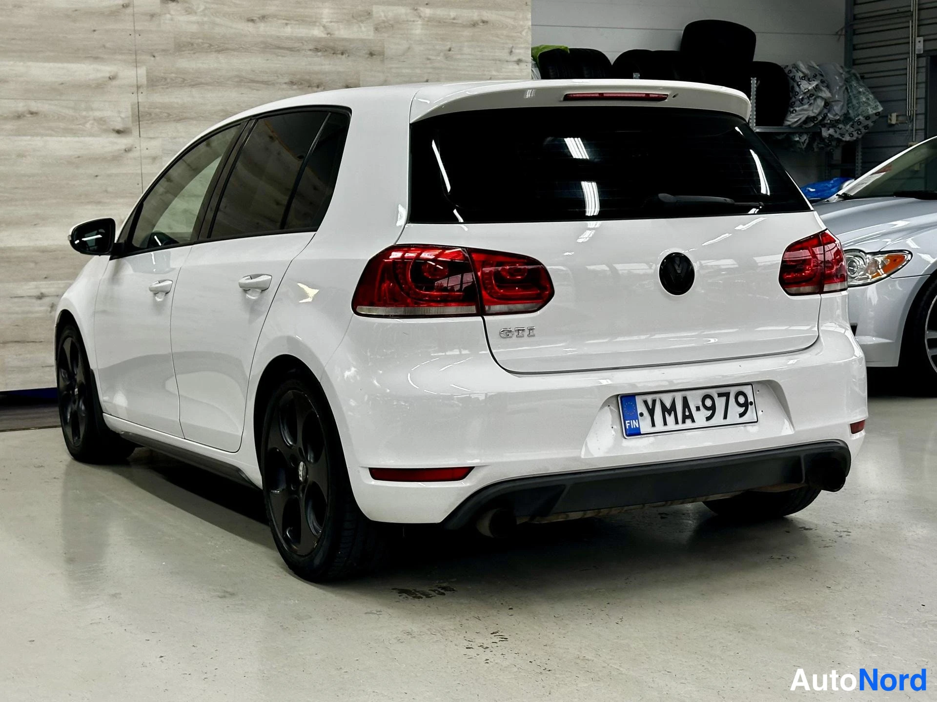 Valkoinen Volkswagen Golf GTI 2011, kuva 6