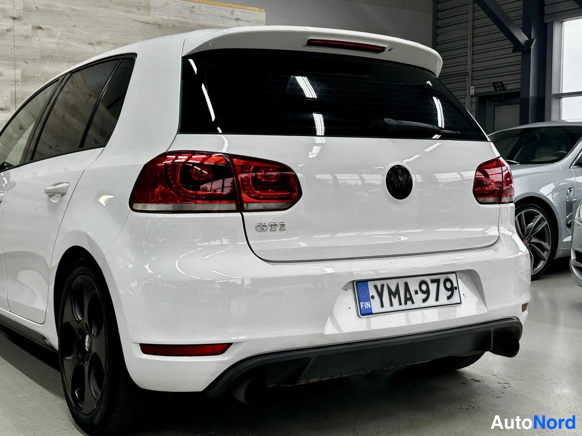 Valkoinen Volkswagen Golf GTI 2011, kuva 7