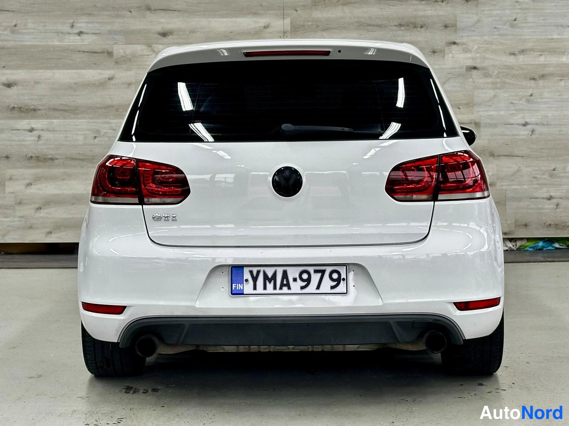Valkoinen Volkswagen Golf GTI 2011, kuva 8