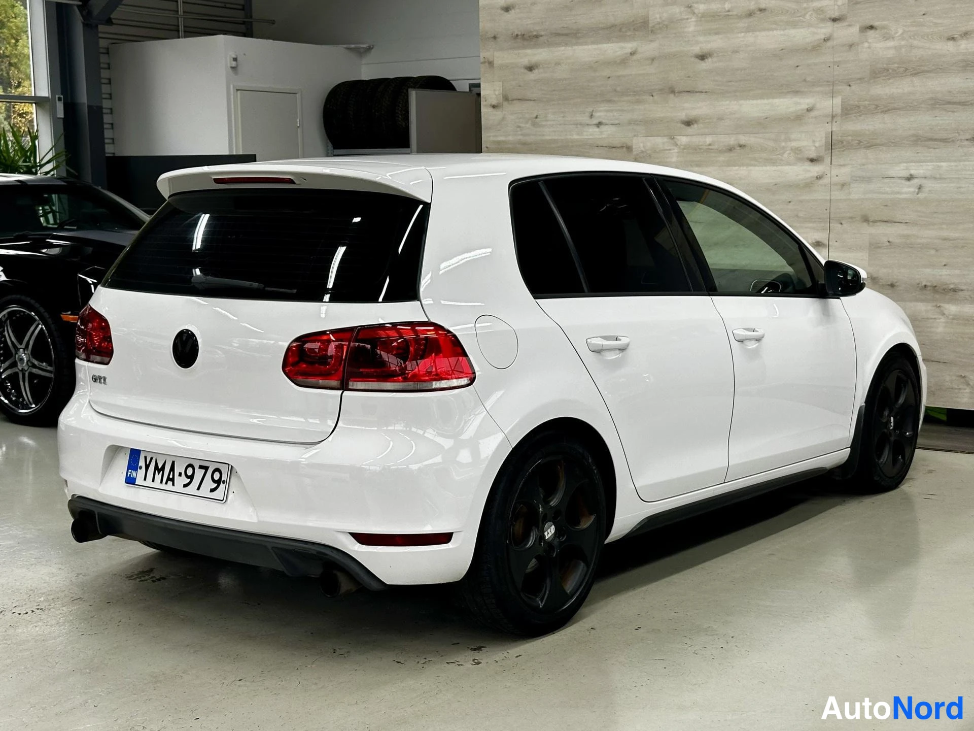 Valkoinen Volkswagen Golf GTI 2011, kuva 5