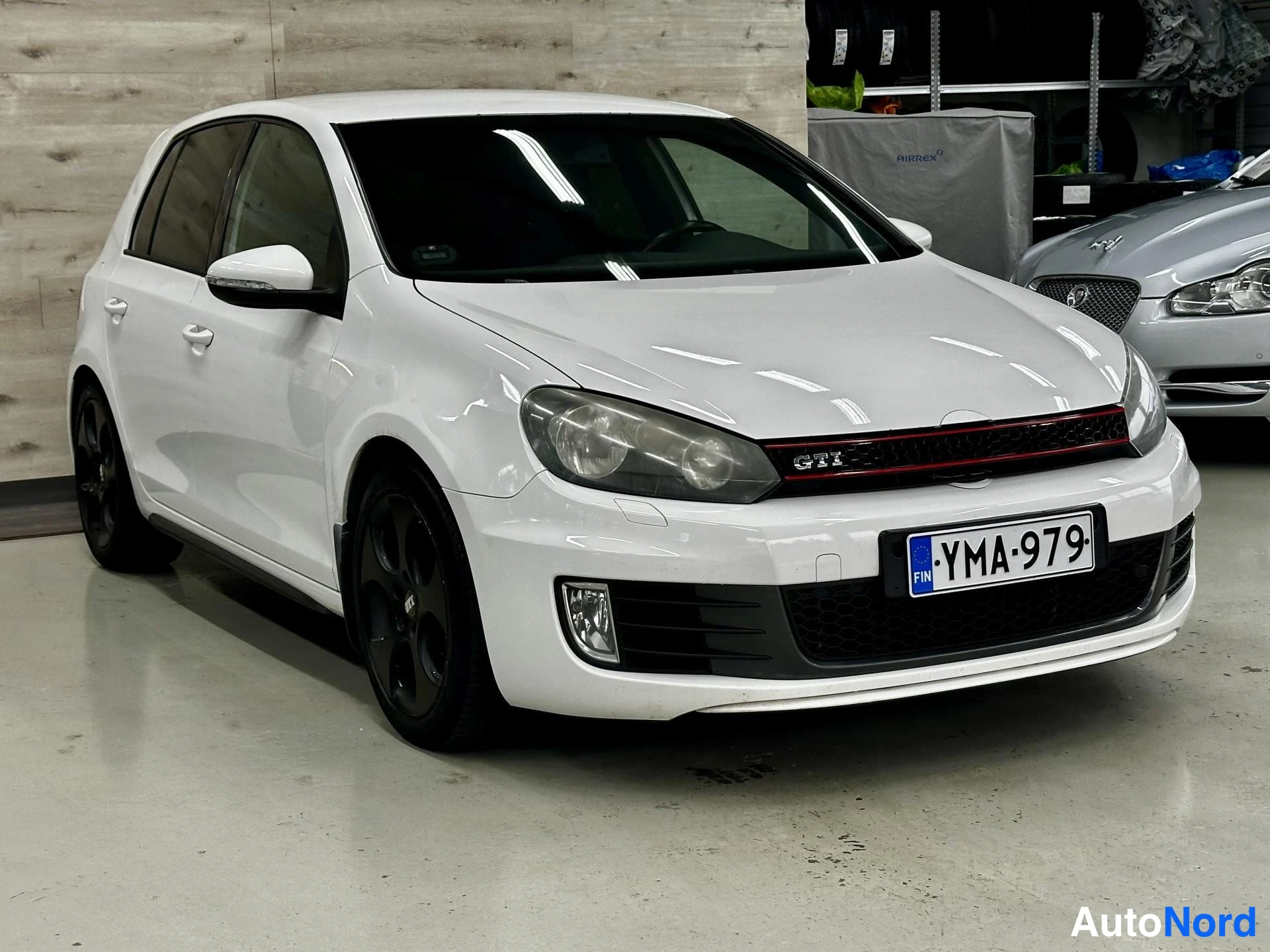 Valkoinen Volkswagen Golf GTI 2011, kuva 3