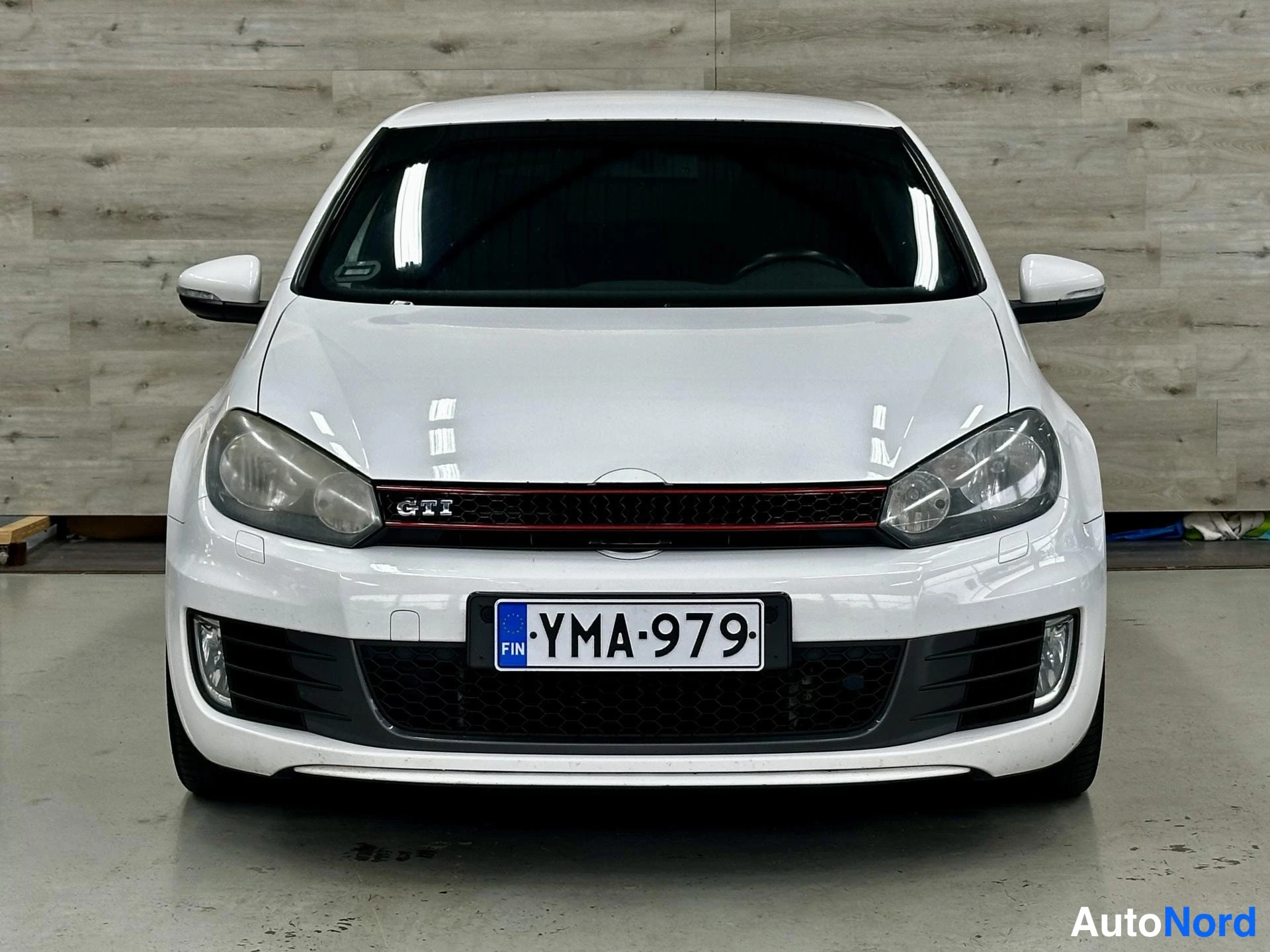 Valkoinen Volkswagen Golf GTI 2011, kuva 4