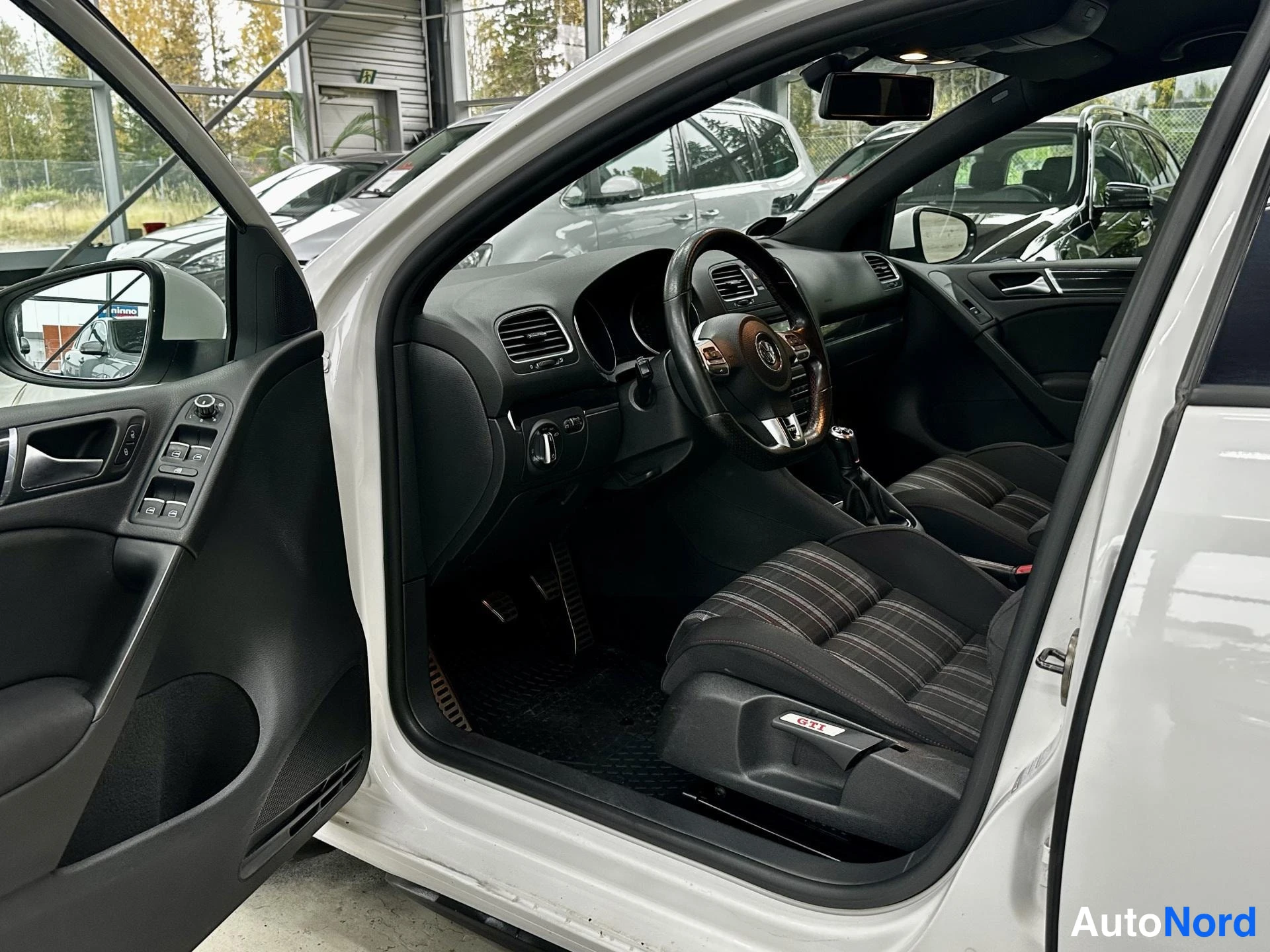 Valkoinen Volkswagen Golf GTI 2011, kuva 9