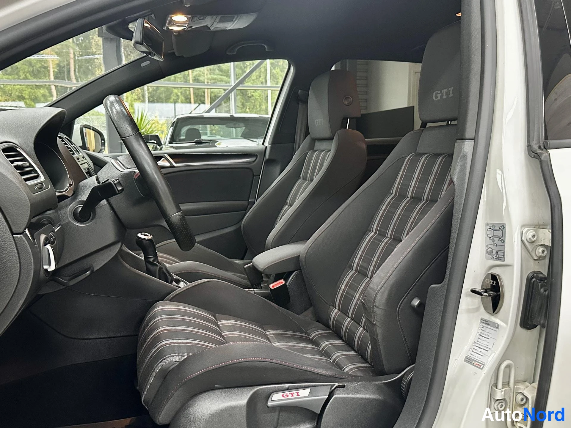 Valkoinen Volkswagen Golf GTI 2011, kuva 13