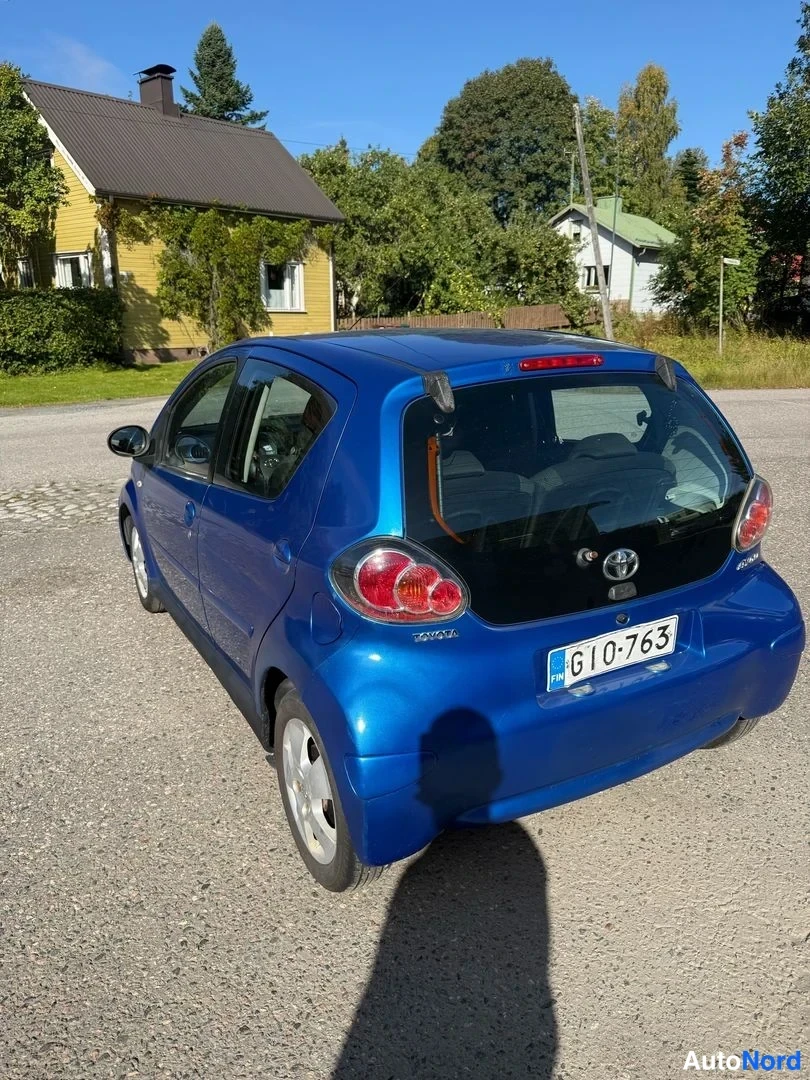 Blå Toyota Aygo 2009, snett bakifrån, bild 3