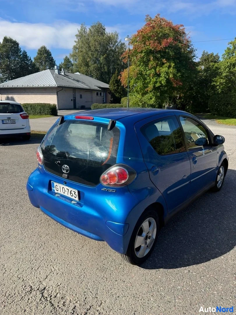Blå Toyota Aygo 2009, snett bakifrån, bild 4