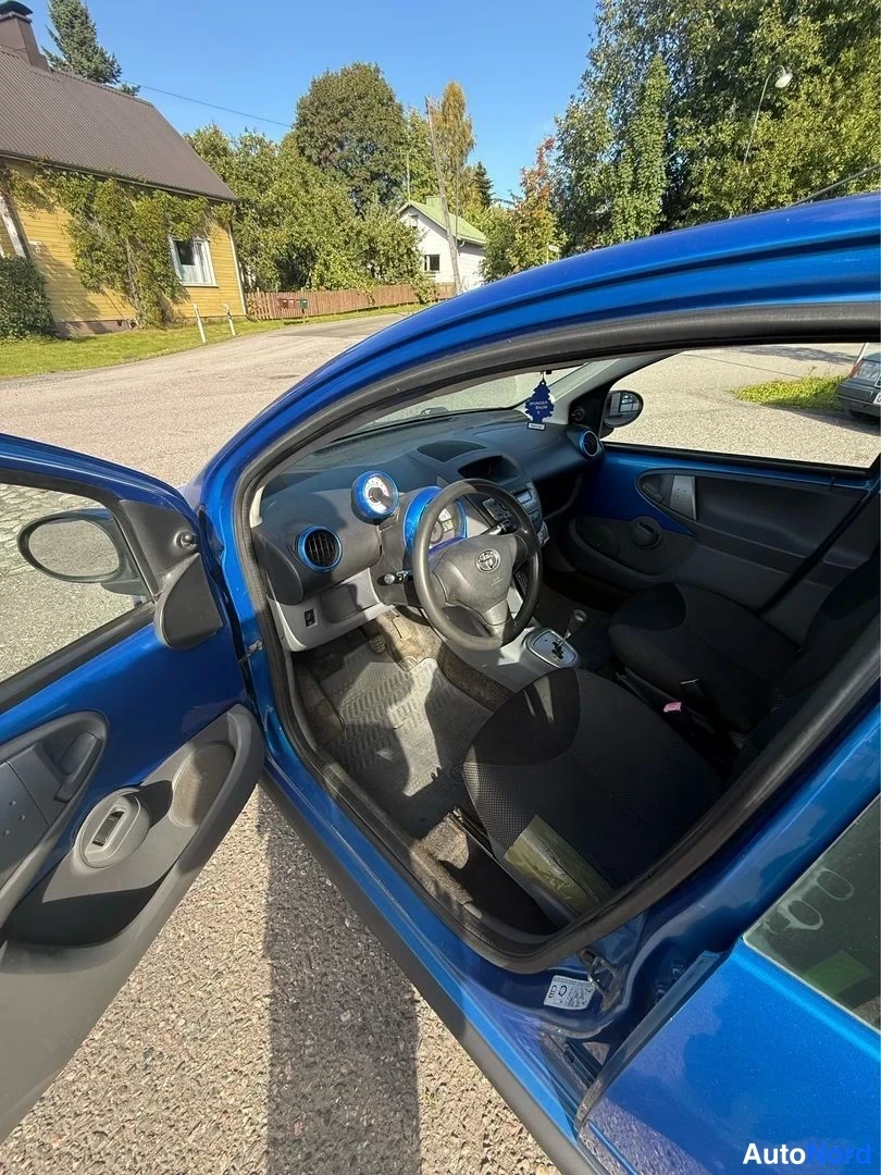 Blå Toyota Aygo 2009, förarplats, bild 6