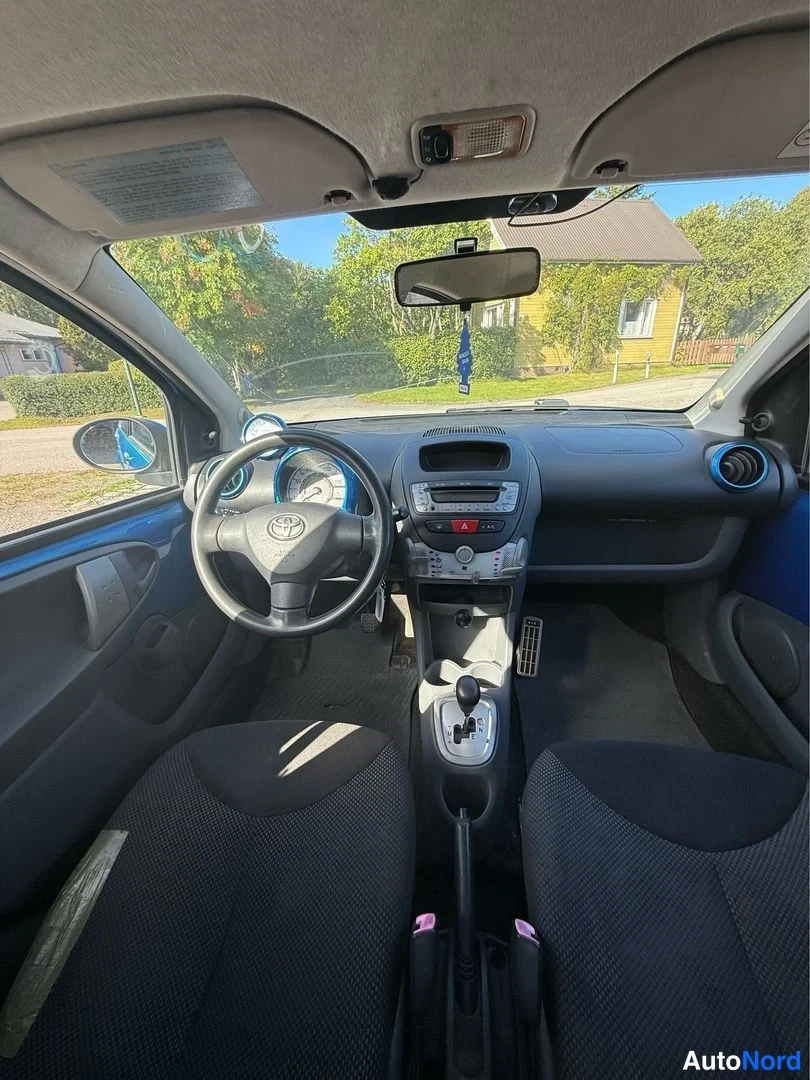 Blå Toyota Aygo 2009, förarplats, bild 8