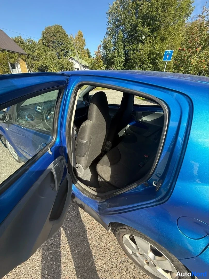 Blå Toyota Aygo 2009, baksäten, bild 10