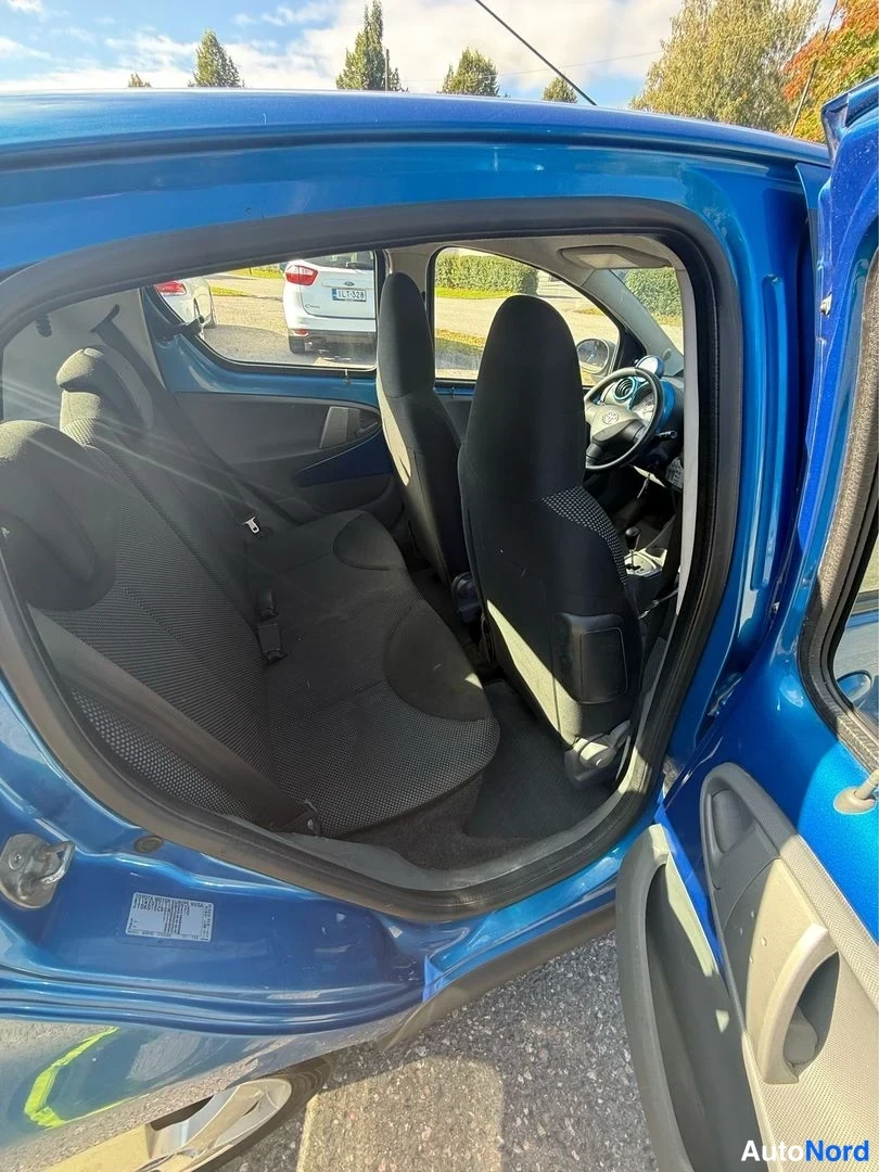 Blå Toyota Aygo 2009, förarplats, bild 9
