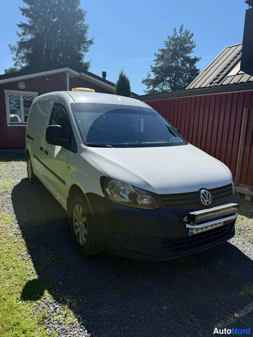 Valkoinen Volkswagen Caddy 2011, etuviisto, keula oikealle, kuva 2