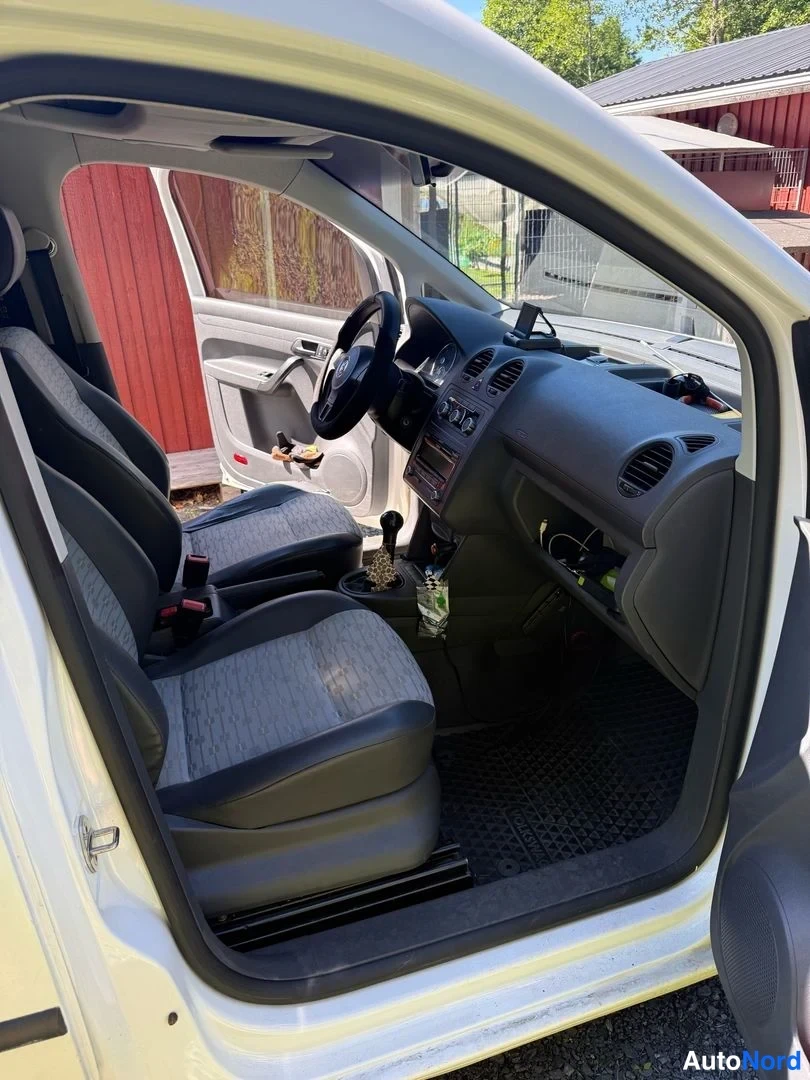 Valkoinen Volkswagen Caddy 2011, etuistuimet, kuva 5