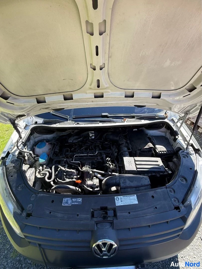Valkoinen Volkswagen Caddy 2011, moottoritila, kuva 6