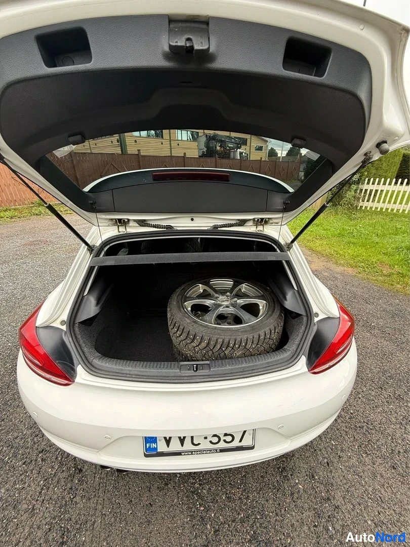 Valkoinen Volkswagen Scirocco 2010, tavaratila, kuva 9