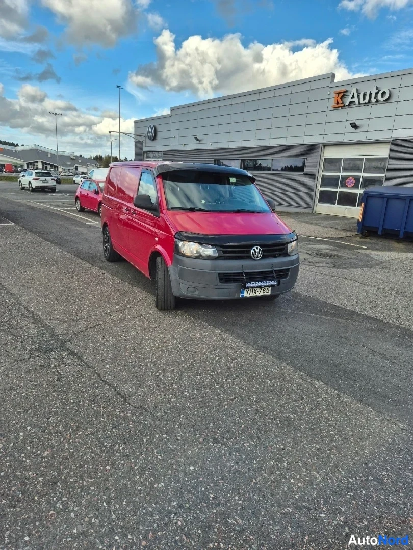 Punainen Volkswagen Transporter 2012, etuviisto, keula oikealle, kuva 2