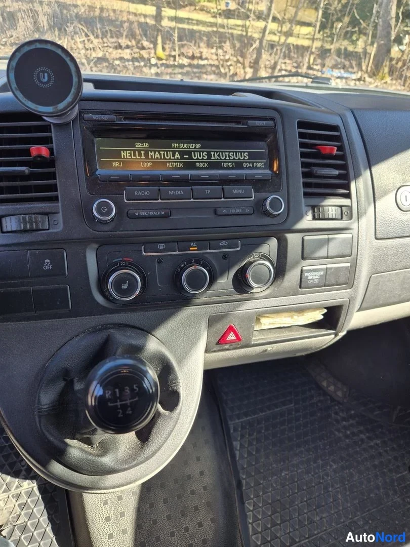 Punainen Volkswagen Transporter 2012, ohjaamo, kuva 6