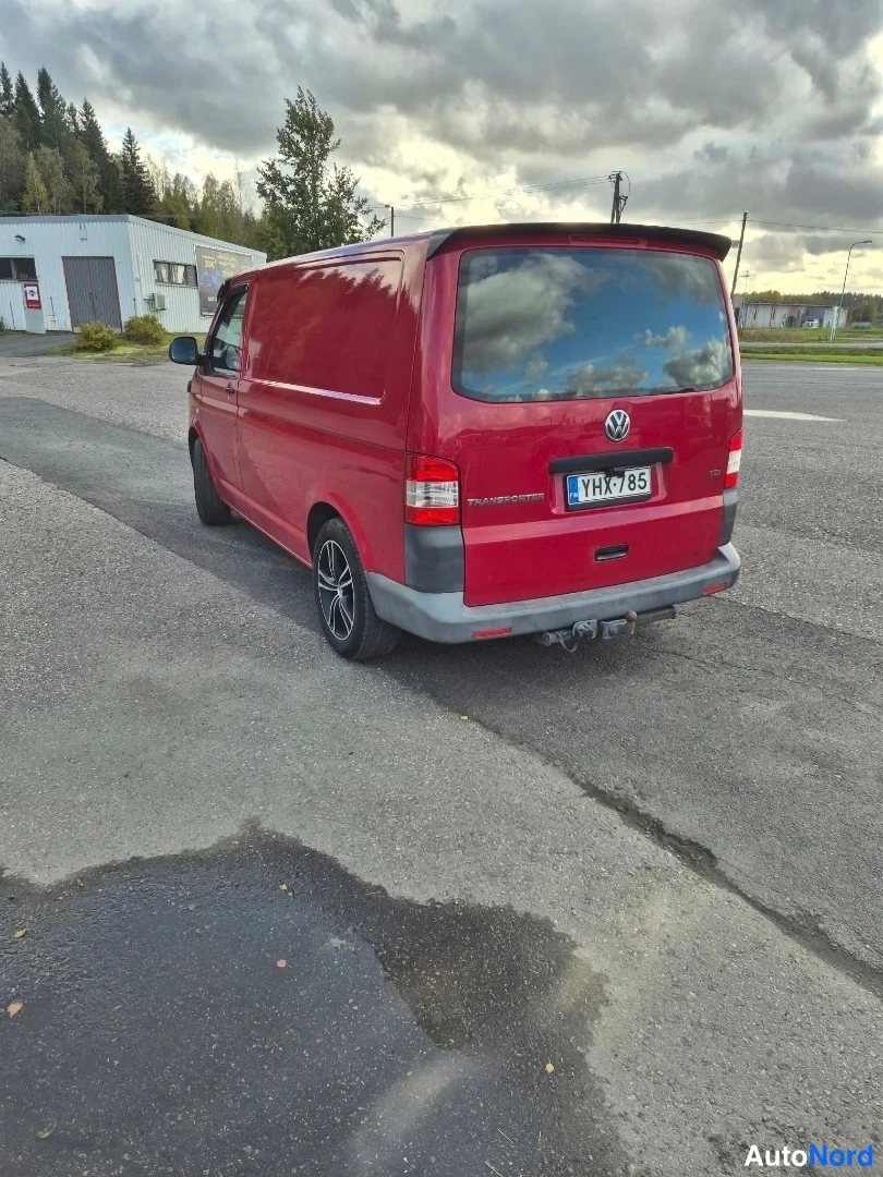 Punainen Volkswagen Transporter 2012, takaviisto, kuva 3
