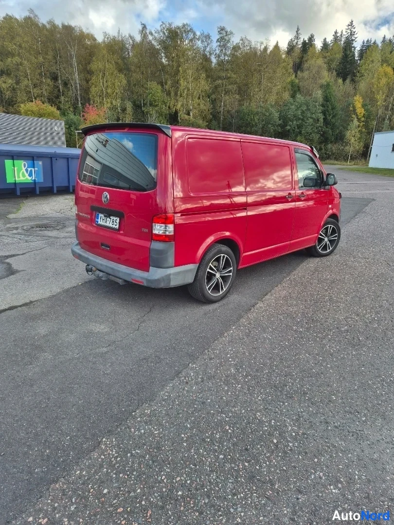 Punainen Volkswagen Transporter 2012, takaviisto, kuva 4