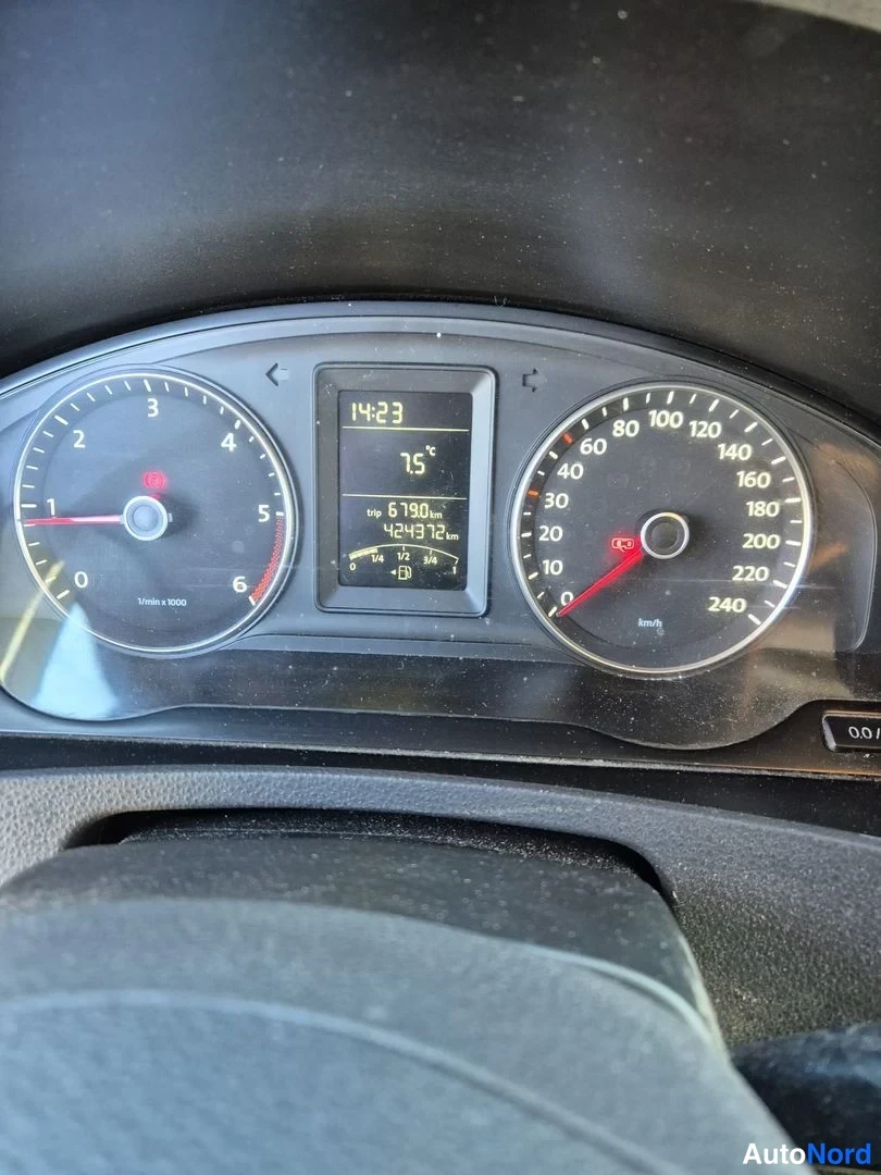 Punainen Volkswagen Transporter 2012, yksityiskohta, kuva 10