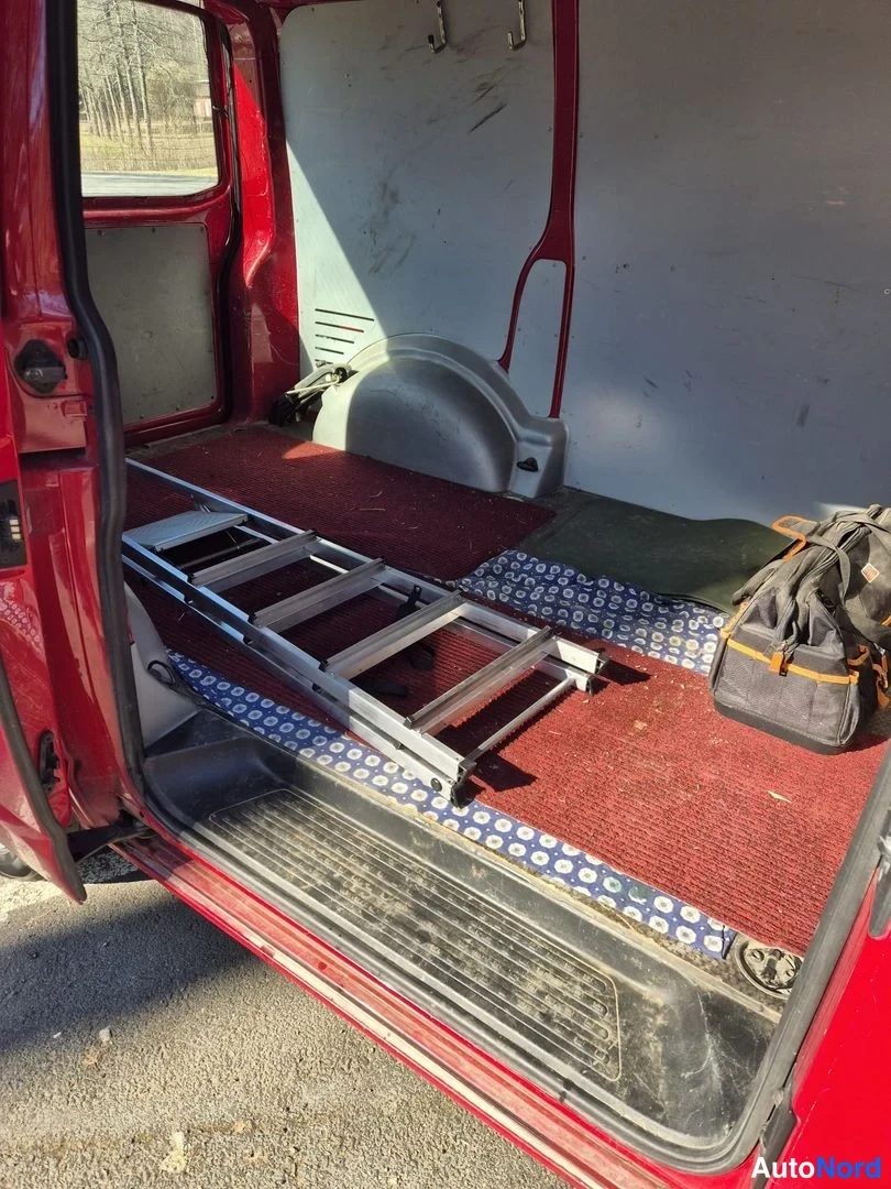 Punainen Volkswagen Transporter 2012, tavaratila, kuva 8