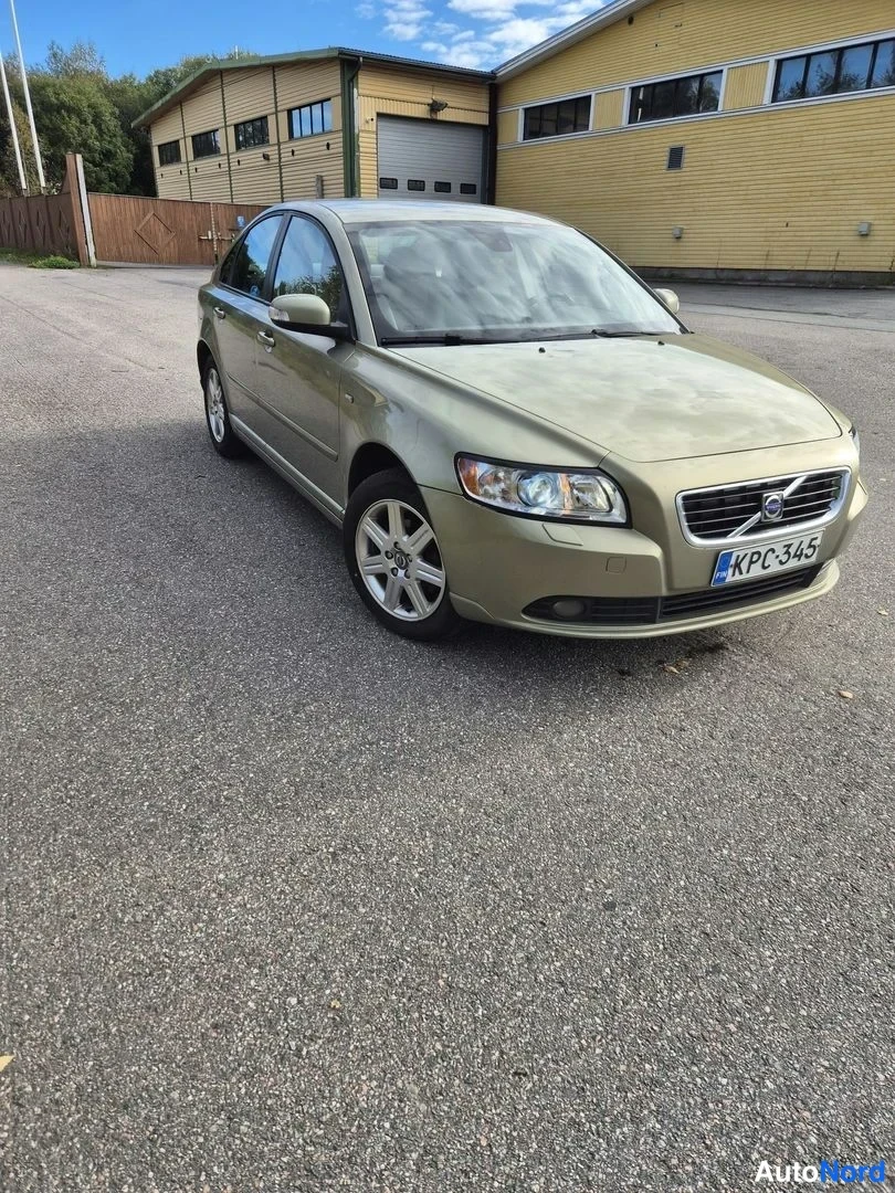 Vihreä Volvo S40 2009, etuviisto, keula oikealle, kuva 2