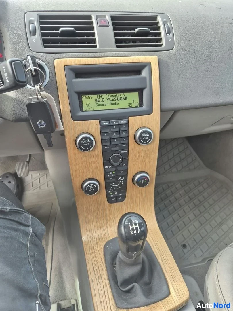 Vihreä Volvo S40 2009, ohjaamo, kuva 7