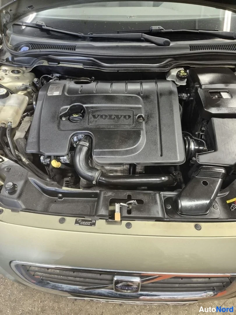 Vihreä Volvo S40 2009, moottoritila, kuva 11