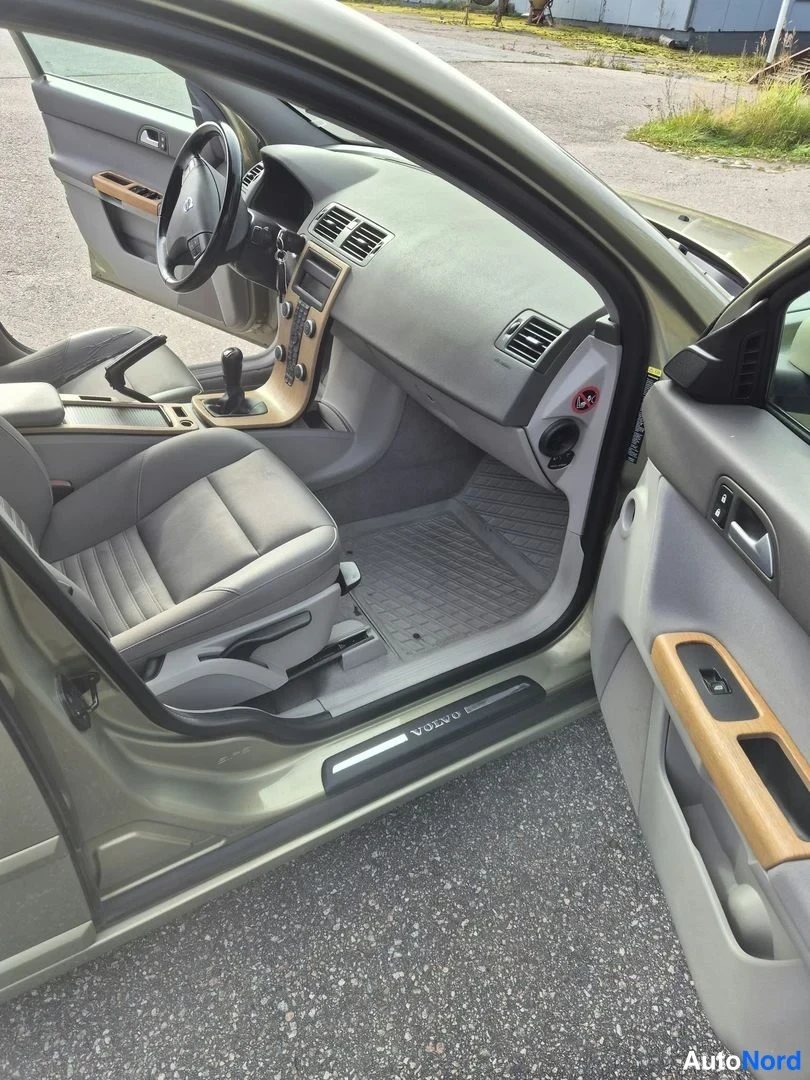 Vihreä Volvo S40 2009, ohjaamo, kuva 6
