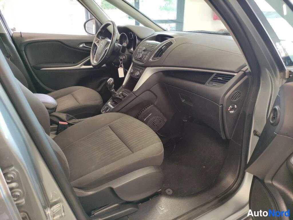 Harmaa Opel Zafira Tourer 2012, ohjaamo, kuva 5