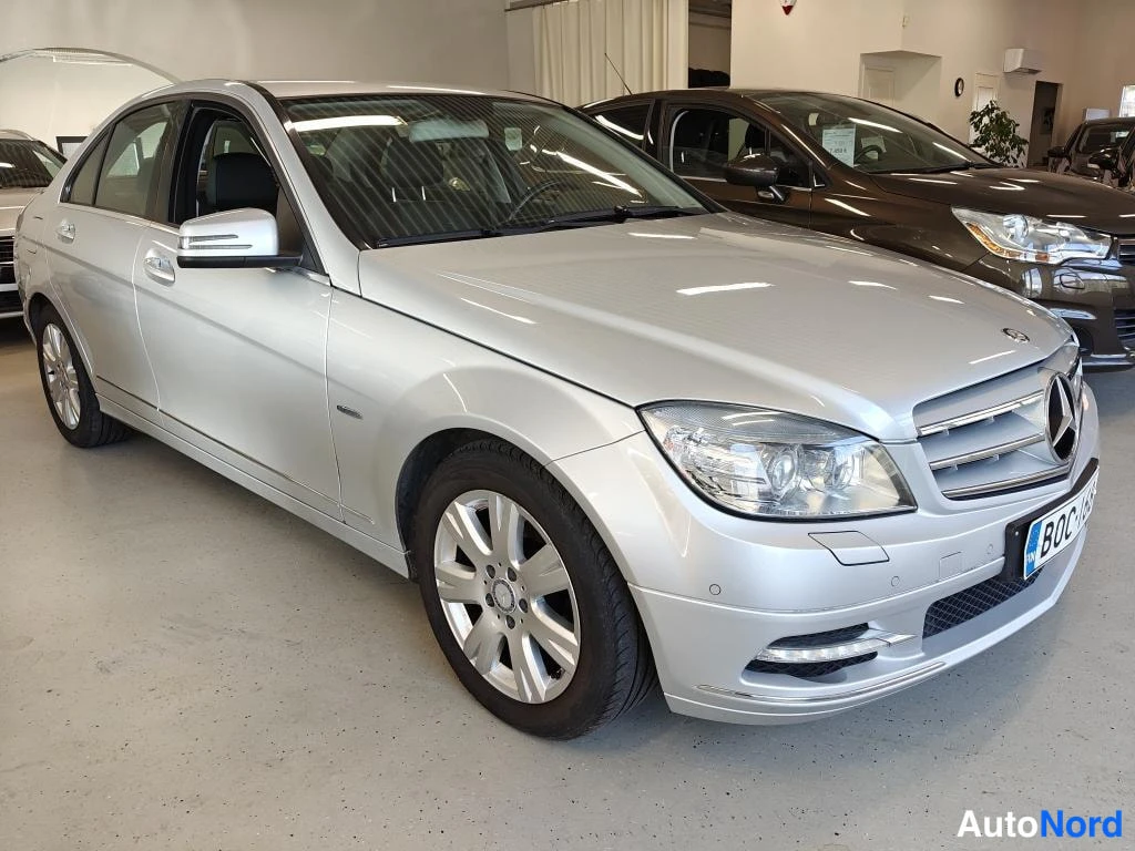 Hopea Mercedes-Benz C 2010, etuviisto, keula oikealle, kuva 2