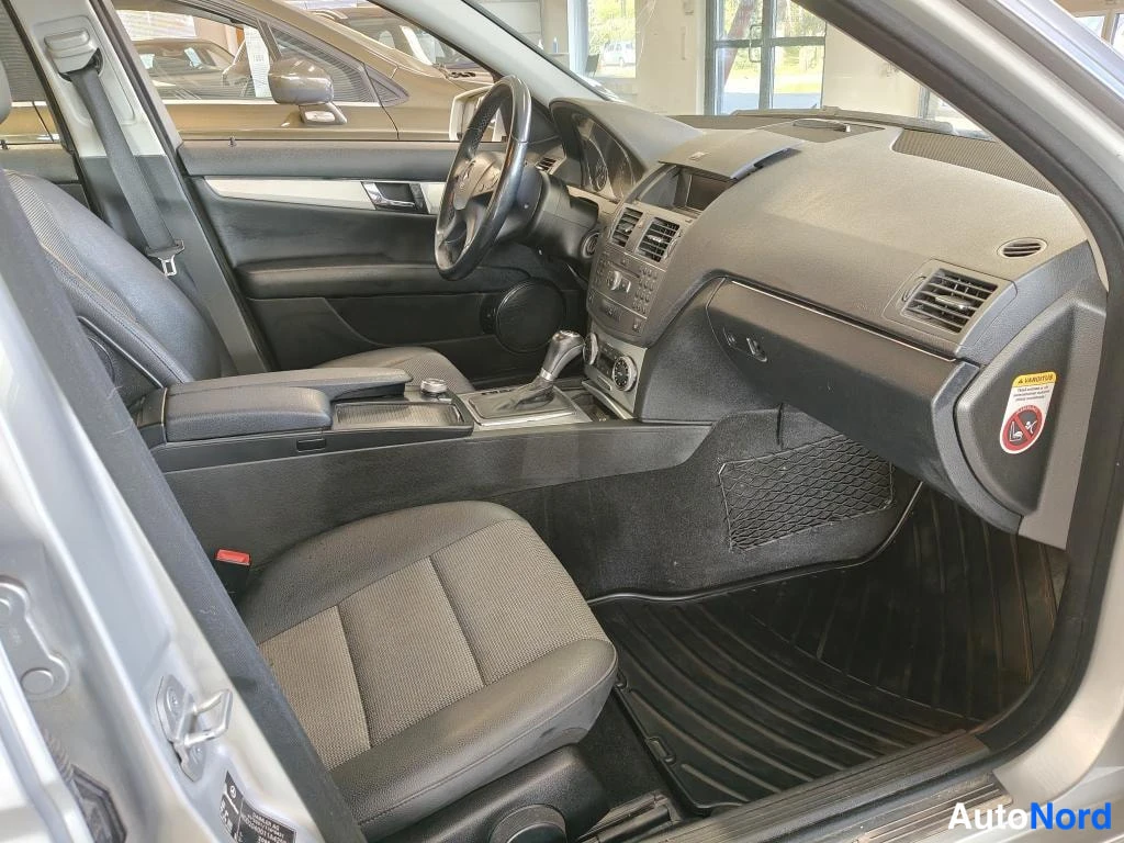 Hopea Mercedes-Benz C 2010, ohjaamo, kuva 5