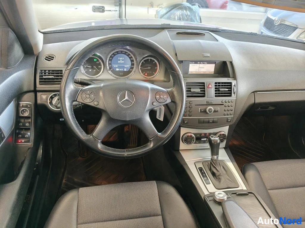 Hopea Mercedes-Benz C 2010, ohjaamo, kuva 6