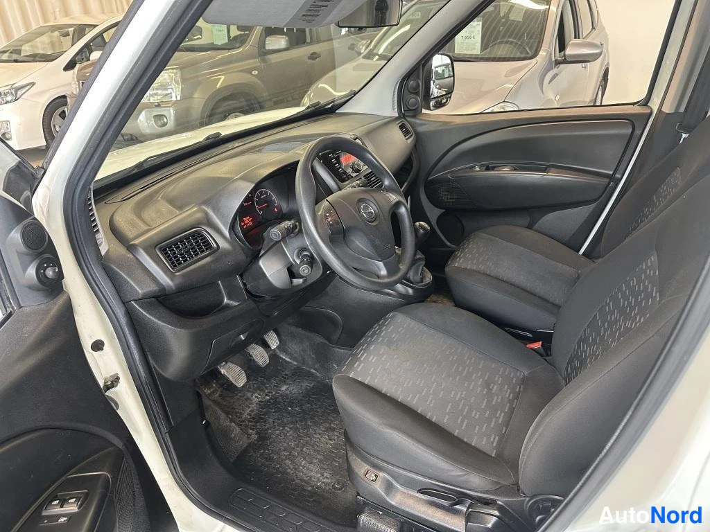 Valkoinen Opel Combo 2018, ohjaamo, kuva 6